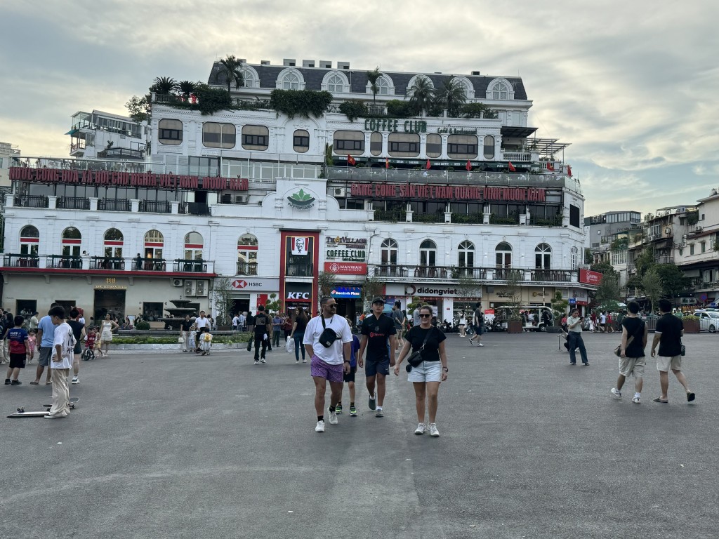 Không gian rộng rãi và thu hút quanh hồ Gươm