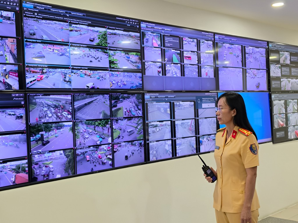 Lực lượng Cảnh sát giao thông TP Hồ Chí Minh vận hành hệ thống camera AI giám sát, xử lý vi phạm giao thông (Ảnh: Minh Hòa)