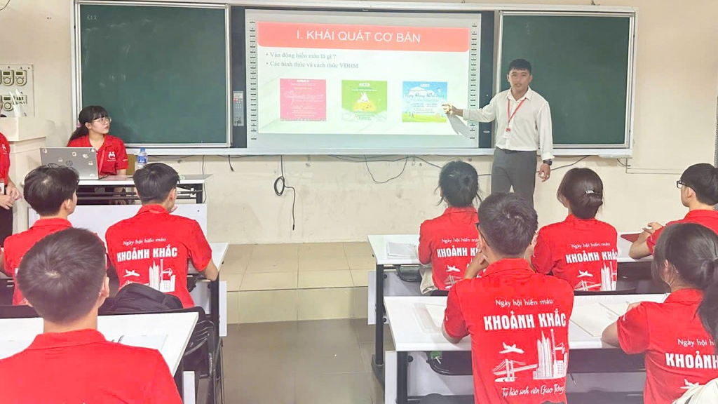 Hoàng Dương tự tin đứng trên bục giảng truyền đạt lại những kiến thức mình đã được đào tạo cho các bạn tình nguyện viên khóa dưới