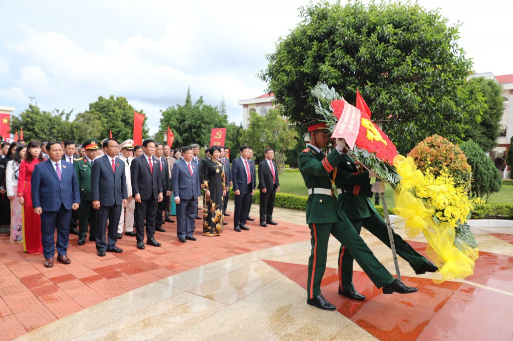 Trước khi bắt đầu phiên trù bị, đoàn đại biểu đã thành kính dâng hương, dâng hoa tại Nghĩa trang liệt sĩ tỉnh và Tượng đài Bác Hồ.
