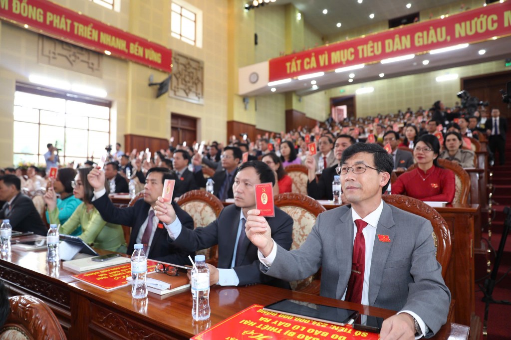 Đại biểu biểu quyết bầu Đoàn Chủ tịch