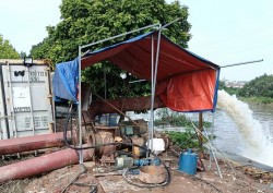 Huy động nhiều máy bơm dã chiến tiêu úng cho người dân Tây Mỗ
