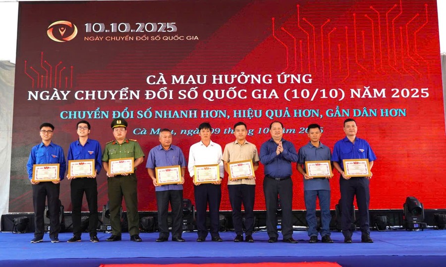 Ban tổ chức trao giải cuộc thi “Tìm hiểu về khoa học, công nghệ, đổi mới sáng tạo và chuyển đổi số“