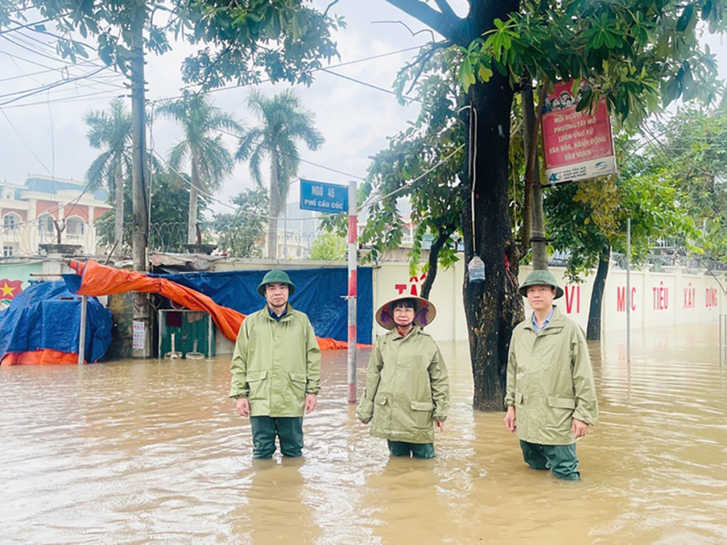 Huy động nhiều máy bơm dã chiến tiêu úng cho người dân Tây Mỗ