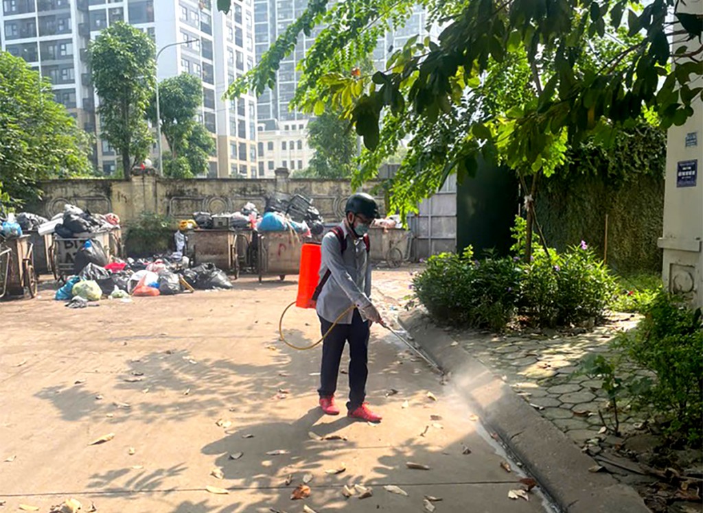 Huy động nhiều máy bơm dã chiến tiêu úng cho người dân Tây Mỗ