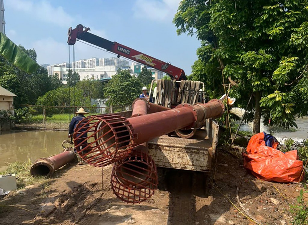 Lãnh đạo phường Tây Mỗ kiểm tra, động viên lực lượng đang lắp đặt trạm bơm dã chiến