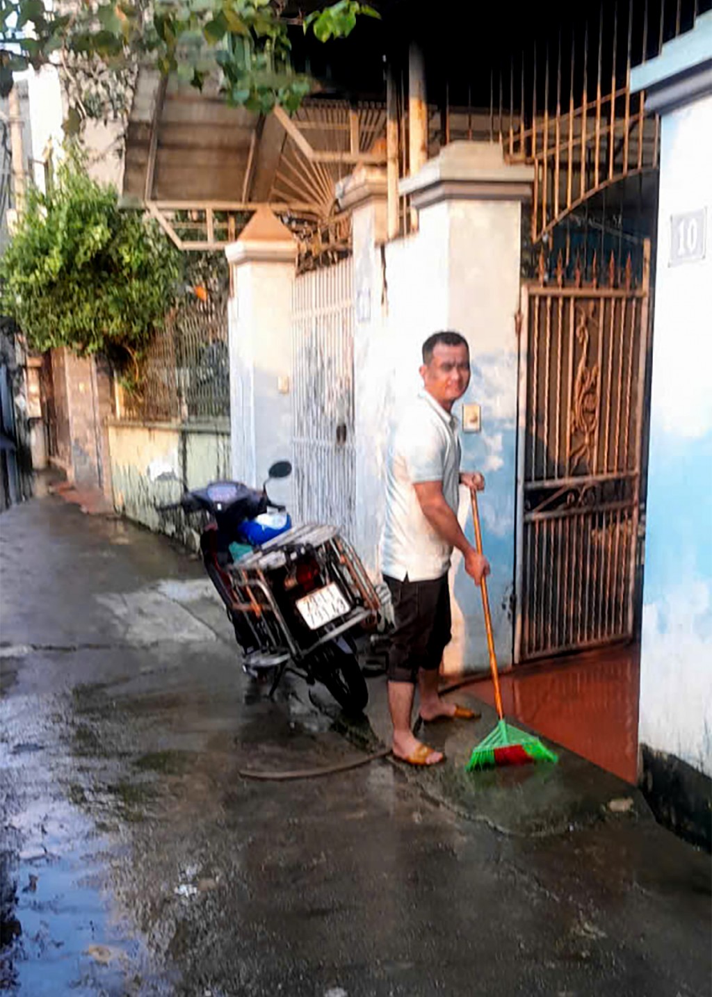 Nước rút nhanh, người dân tranh thủ dọn vệ sinh môi trường, ổn định cuộc sống