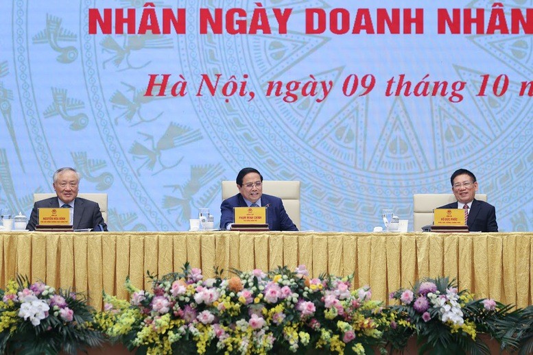 Thủ tướng Phạm Minh Chính, Phó Thủ tướng Thường trực Nguyễn Hòa Bình, Phó Thủ tướng Hồ Đức Phớc - dự Hội nghị gặp mặt đại diện doanh nghiệp nhân Ngày Doanh nhân Việt Nam - Ảnh: VGP/Nhật Bắc