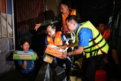 Thành đoàn Hà Nội sẻ chia khó khăn cùng người dân Đa Phúc