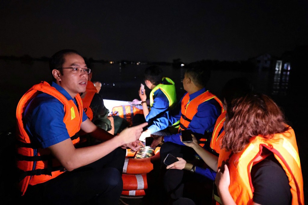 Đoàn công tác đi xuồng vào tặng quà trực tiếp cho nhiều hộ dân tại thôn Yên PHú