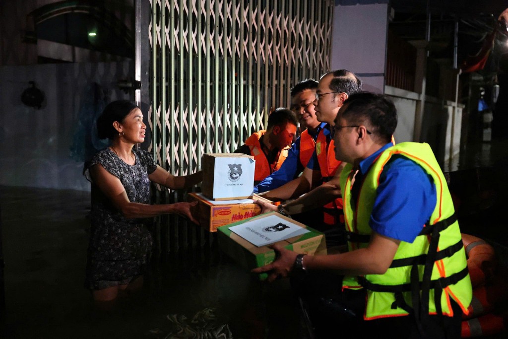 Những tình cảm ấm áp giữa vùng lũ lụt