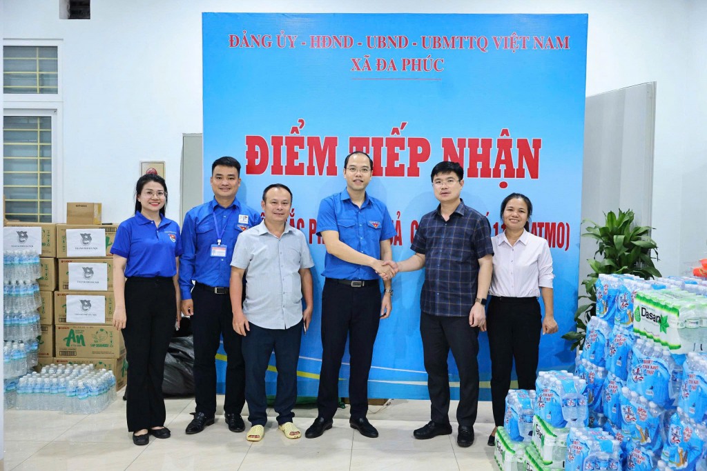 Bí Thư Thành đoàn Hà Nội trao quà tại UBND xã Đa Phúc