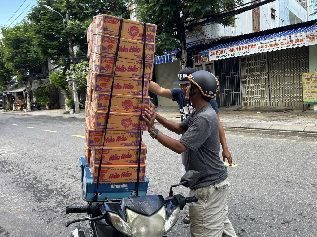 Công tác tiếp nhận nhu yếu phẩm đang được các thành viên nhóm SOS Đà Nẵng và người dân tích cực triển khai Công tác tiếp nhận nhu yếu phẩm đang được các thành viên nhóm SOS Đà Nẵng và người dân tích cực triển khai
