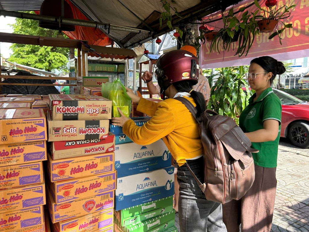 Người dân Đà Nẵng cùng chung tay hướng về đồng bào vùng lũ miền Bắc Người dân Đà Nẵng cùng chung tay hướng về đồng bào vùng lũ miền Bắc