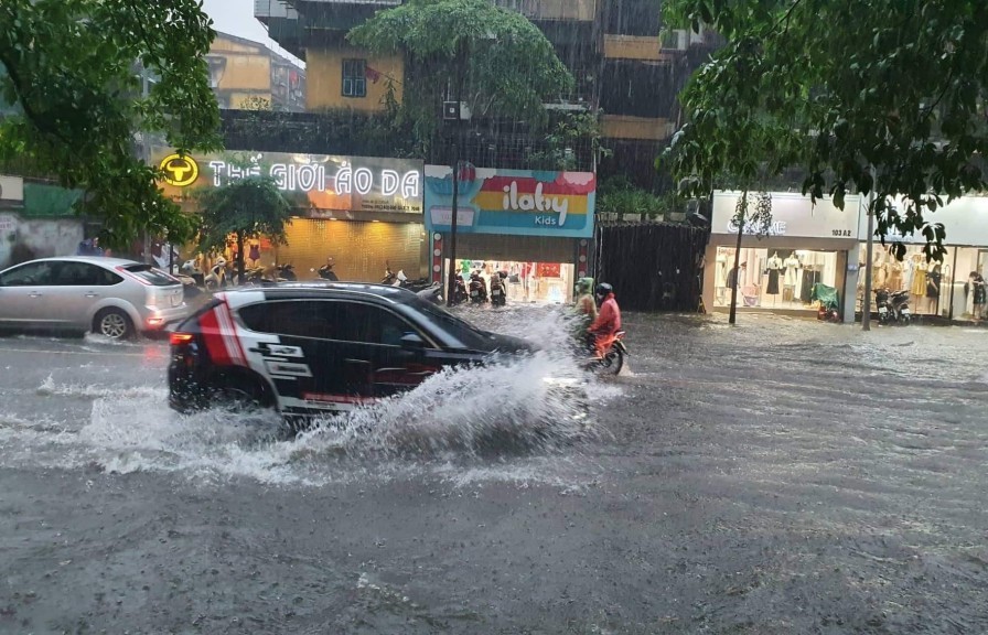 Hà Nội cục bộ có nơi mưa to
