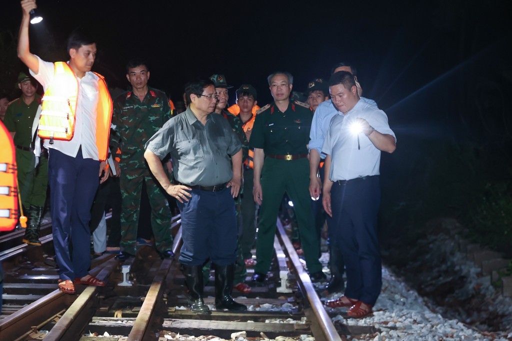Thủ tướng yêu cầu các cơ quan theo dõi sát tình tình mưa và mực nước trên các sông để điều tiết nước trên các hồ đập linh hoạt, phù hợp, tránh gây vỡ đê ở hạ lưu, trong đó có việc xem xét đóng, mở vào thời điểm phù hợp các cửa xả của các hồ thủy điện ở thượng lưu - Ảnh: VGP/Nhật Bắc Thủ tướng yêu cầu các cơ quan theo dõi sát tình tình mưa và mực nước trên các sông để điều tiết nước trên các hồ đập linh hoạt, phù hợp, tránh gây vỡ đê ở hạ lưu, trong đó có việc xem xét đóng, mở vào thời điểm phù hợp các cửa xả của các hồ thủy điện ở thượng lưu - Ảnh: VGP/Nhật Bắc