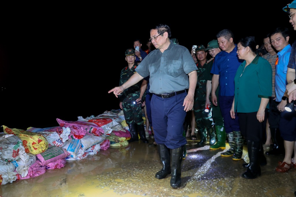 Thủ tướng Phạm Minh Chính kiểm tra công tác ứng phó với mưa lũ tại các xã Trung Giã, Đa Phúc, thành phố Hà Nội - những nơi đang bị ngập lụt sâu do nước lũ trên các sông dâng cao - Ảnh: VGP/Nhật Bắc Thủ tướng Phạm Minh Chính kiểm tra công tác ứng phó với mưa lũ tại các xã Trung Giã, Đa Phúc, thành phố Hà Nội - những nơi đang bị ngập lụt sâu do nước lũ trên các sông dâng cao - Ảnh: VGP/Nhật Bắc