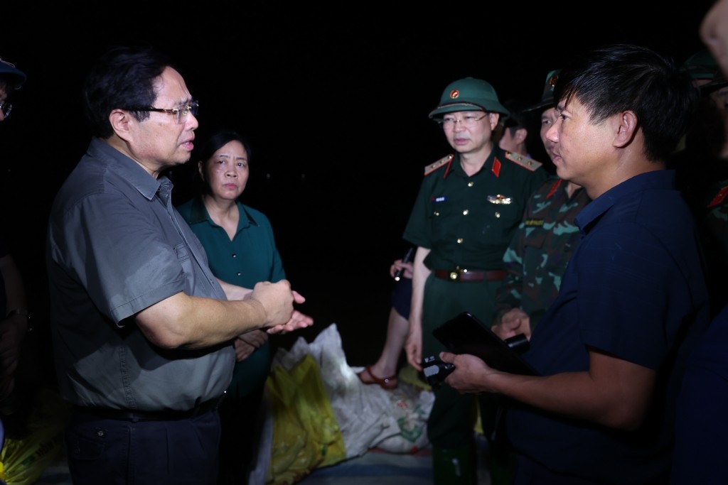 Thủ tướng đề nghị các lực lượng phân công nhiệm vụ hợp lý, có cách làm khoa học, hiệu quả nhất, kịp thời phát hiện, ứng phó, khắc phục kịp thời các sự cố dù nhỏ nhất ngay khi mới xảy ra - Ảnh: VGP/Nhật Bắc Thủ tướng đề nghị các lực lượng phân công nhiệm vụ hợp lý, có cách làm khoa học, hiệu quả nhất, kịp thời phát hiện, ứng phó, khắc phục kịp thời các sự cố dù nhỏ nhất ngay khi mới xảy ra - Ảnh: VGP/Nhật Bắc