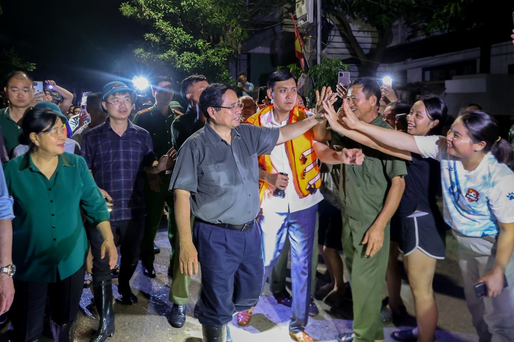 Thăm hỏi, động viên bà con nhân dân, Thủ tướng chia sẻ với những khó khăn, thiệt hại của bà con, mong bà con luôn đoàn kết, hỗ trợ lẫn nhau và nếu có lũ thì tuân thủ nghiêm hướng dẫn của các cơ quan chức năng, ưu tiên cứu trợ người già, trẻ nhỏ, phụ nữ có thai… - Ảnh: VGP/Nhật Bắc Thăm hỏi, động viên bà con nhân dân, Thủ tướng chia sẻ với những khó khăn, thiệt hại của bà con, mong bà con luôn đoàn kết, hỗ trợ lẫn nhau và nếu có lũ thì tuân thủ nghiêm hướng dẫn của các cơ quan chức năng, ưu tiên cứu trợ người già, trẻ nhỏ, phụ nữ có thai… - Ảnh: VGP/Nhật Bắc