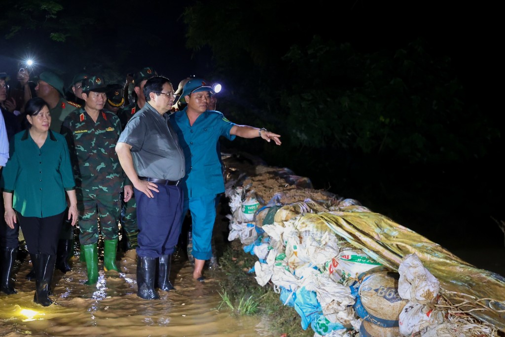 Ban Chỉ huy phòng thủ dân sự đã cùng lực lượng quân đội, công an và lực lượng xung kích tổ chức vận động, hỗ trợ người dân di chuyển đến vị trí an toàn; đồng thời, tập trung lực lượng hộ đê, ngăn nước lũ tràn qua mặt đê. Ban Chỉ huy phòng thủ dân sự đã cùng lực lượng quân đội, công an và lực lượng xung kích tổ chức vận động, hỗ trợ người dân di chuyển đến vị trí an toàn; đồng thời, tập trung lực lượng hộ đê, ngăn nước lũ tràn qua mặt đê.