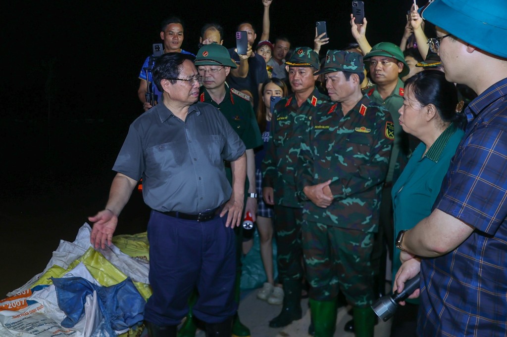 Thủ tướng nhấn mạnh, đây là những khu vực xung yếu, yêu cầu Hà Nội phối hợp với các bộ, ngành, đơn vị liên quan theo dõi chặt chẽ diễn biến nước lũ để có các phương án ứng phó phù hợp - Ảnh: VGP/Nhật Bắc Thủ tướng nhấn mạnh, đây là những khu vực xung yếu, yêu cầu Hà Nội phối hợp với các bộ, ngành, đơn vị liên quan theo dõi chặt chẽ diễn biến nước lũ để có các phương án ứng phó phù hợp - Ảnh: VGP/Nhật Bắc