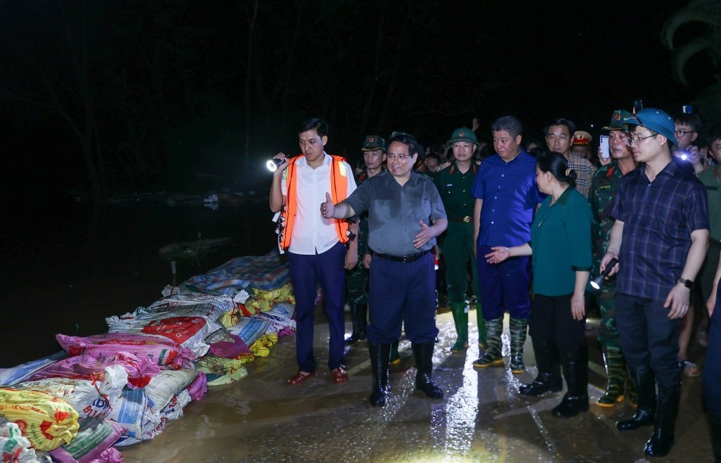 Thủ tướng kiểm tra công tác ứng phó mưa lũ tại vùng ven sông của Hà Nội