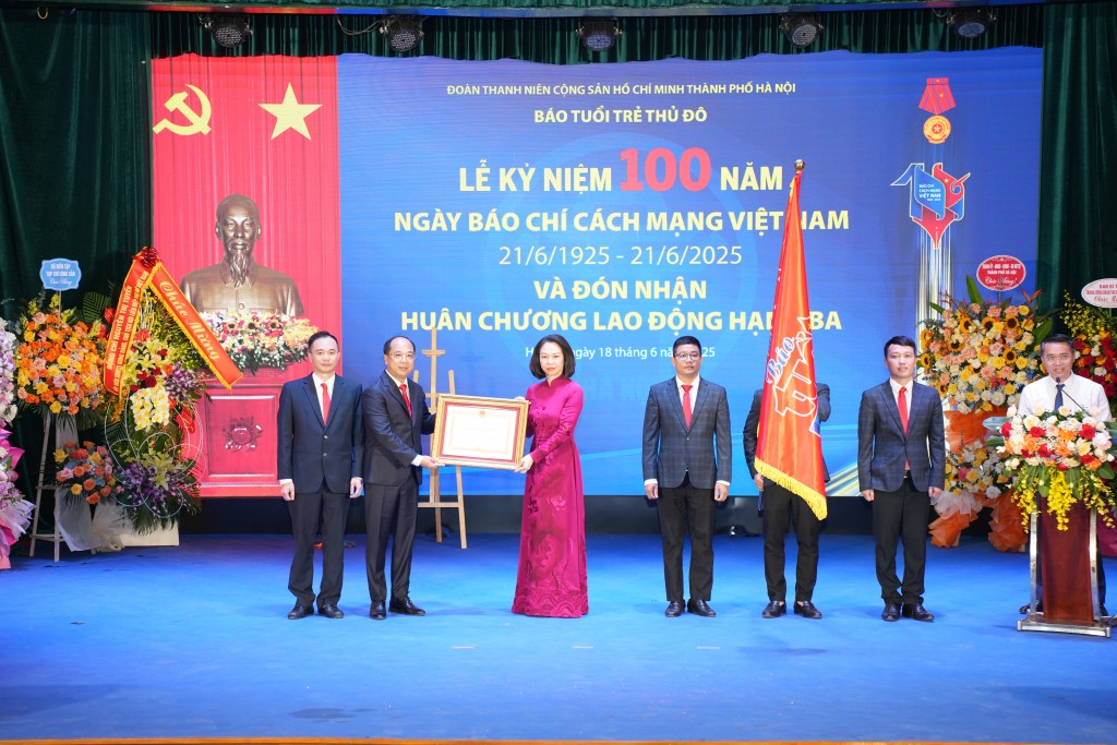 Thừa ủy quyền của Chủ tịch nước, đồng chí Vũ Thu Hà - Thành ủy viên, Phó Chủ tịch UBND TP Hà Nội trao Huân chương Lao động hạng Ba cho đại diện Báo Tuổi trẻ Thủ đô