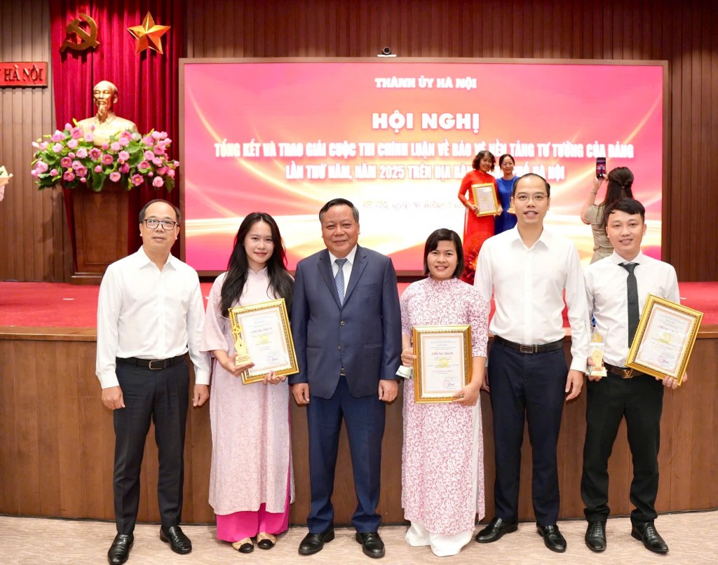 Đồng chí Nguyễn Văn Phong, Phó Bí thư Thường trực Thành ủy Hà Nội; đồng chí Nguyễn Tiến Hưng, Phó Chủ tịch Ủy ban MTTQ Việt Nam TP, Bí thư Thành đoàn Hà Nội; Tổng Biên tập Báo Tuổi trẻ Thủ đô Nguyễn Mạnh Hưng cùng các tác giả đoạt giải Cuộc thi chính luận bảo vệ nền tảng tư tưởng của Đảng lần thứ 5, năm 2025 trên địa bàn TP Hà Nội