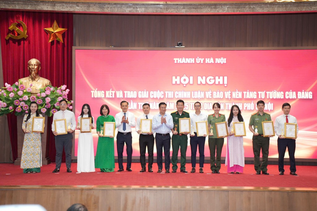 Phóng viên báo Tuổi trẻ Thủ đô nhận giải Ba - Cuộc thi chính luận bảo vệ nền tảng tư tưởng của Đảng lần thứ 5, năm 2025 trên địa bàn TP Hà Nội