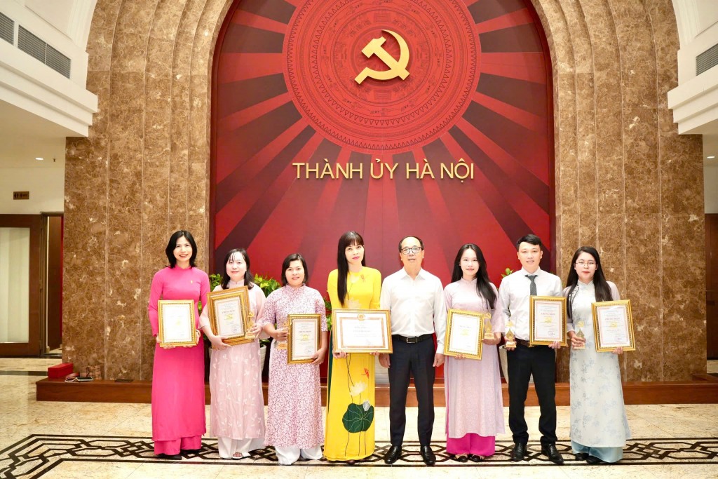 Tổng Biên tập Báo Tuổi trẻ Thủ đô Nguyễn Mạnh Hưng cùng các tác giả đoạt giải Cuộc thi chính luận bảo vệ nền tảng tư tưởng của Đảng lần thứ 5, năm 2025 trên địa bàn TP Hà Nội