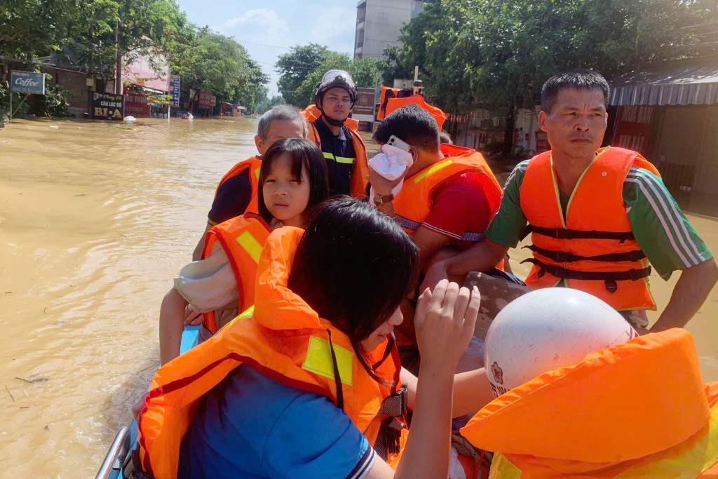 Cán bộ, chiến sĩ PCCC và CNCH: Lá chắn vững vàng giữa dòng lũ