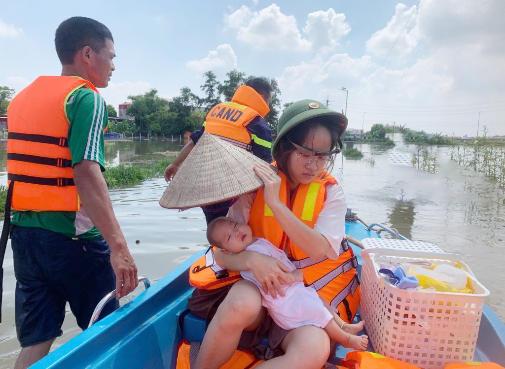 Cán bộ, chiến sĩ PCCC và CNCH: Lá chắn vững vàng giữa dòng lũ