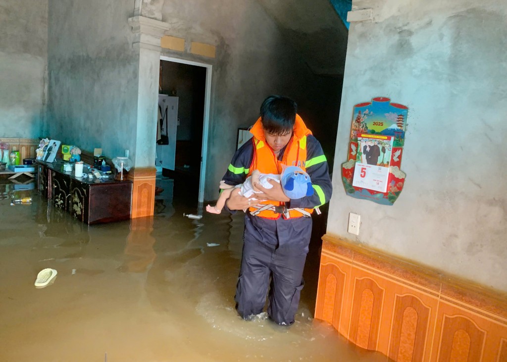 Cán bộ, chiến sĩ PCCC và CNCH: Lá chắn vững vàng giữa dòng lũ