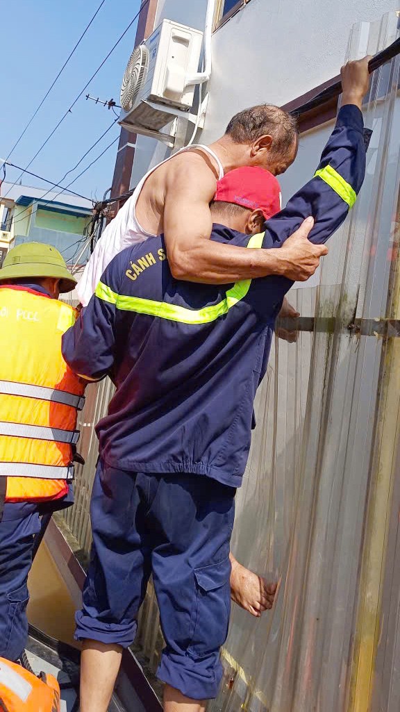 Cán bộ, chiến sĩ PCCC và CNCH: Lá chắn vững vàng giữa dòng lũ