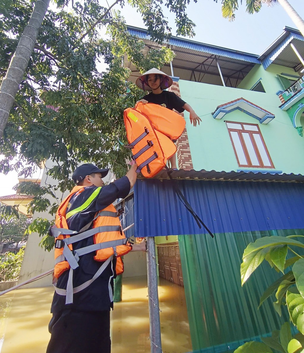 Cán bộ, chiến sĩ PCCC và CNCH: Lá chắn vững vàng giữa dòng lũ