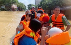 Lá chắn vững vàng giữa dòng nước lũ