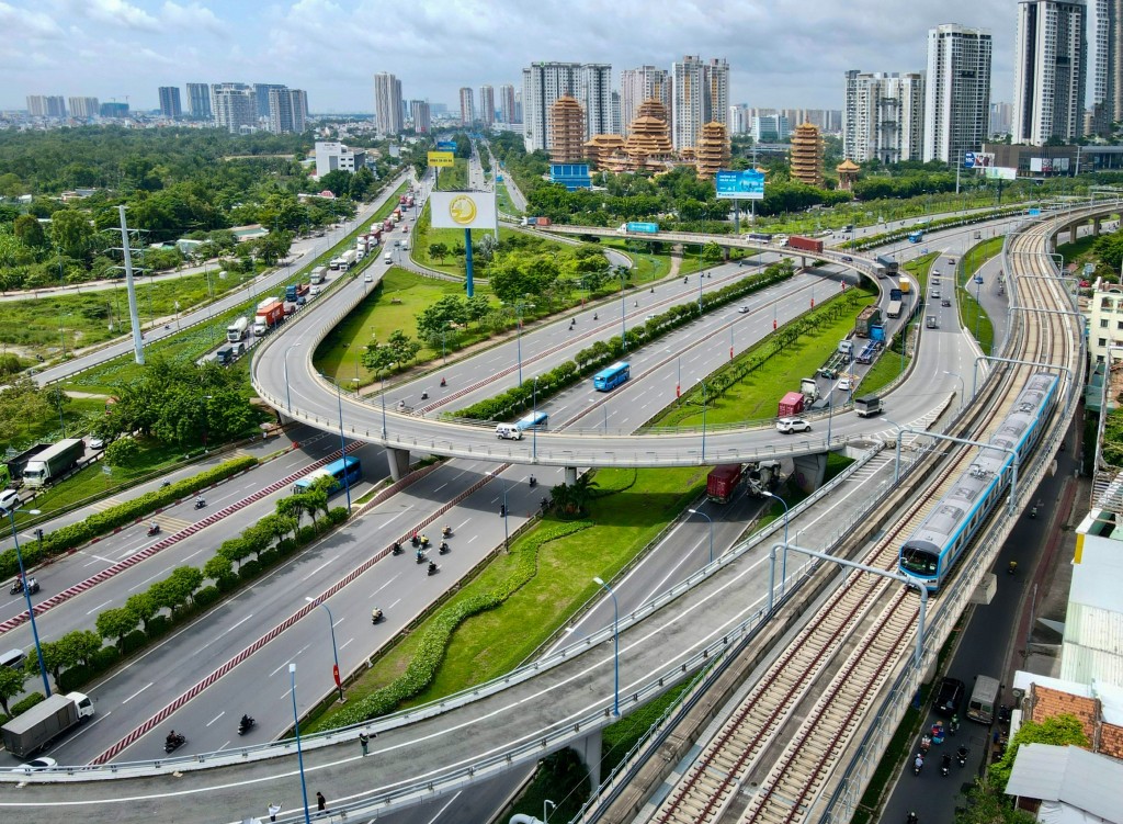 Tuyến đường sắt đô thị số 1 (Bến Thành - Suối Tiên), biểu tượng của sự phát triển hiện đại, đánh dấu bước tiến lớn trong việc hiện đại hóa hệ thống giao thông công cộng và giải quyết các vấn đề ùn tắc, ô nhiễm