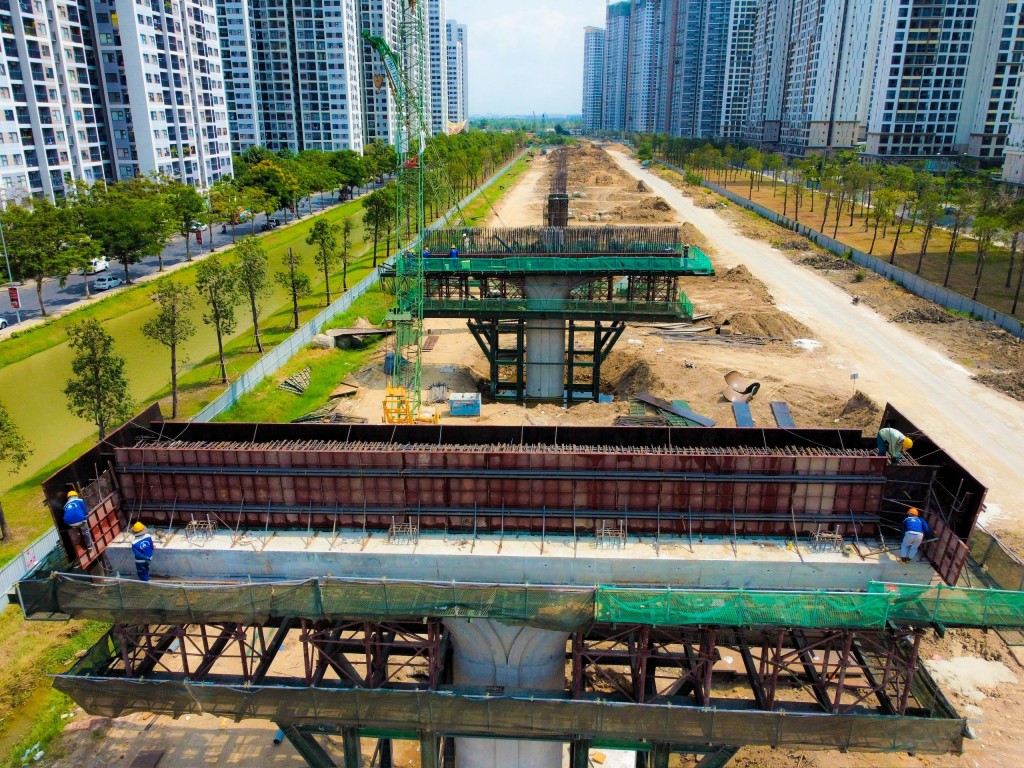 Đường Vành đai 3 TP HCM đoạn qua khu Vinhomes Grand Park (phường Thủ Đức) nhìn từ trên cao đã dần thành hình với phần cầu cạn ở giữa và hai bên là đường song hành