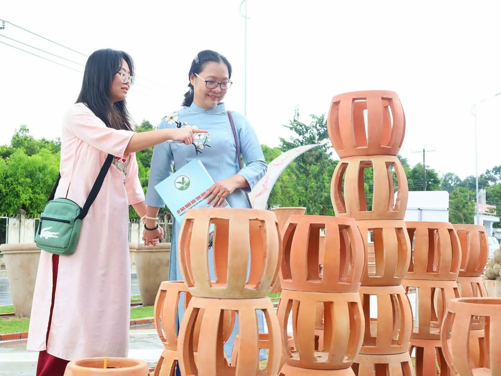 Sản phẩm gốm đỏ Vĩnh Long đã xuất khẩu sang các thị trường nước ngoài như EU, Hoa Kỳ, Úc, Hàn Quốc, Nhật Bản