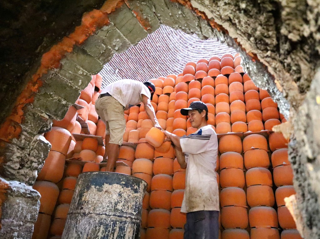 Đẩy mạnh chuyển đổi số giúp các sản phẩm của làng nghề sản xuất gạch, gốm kênh Thầy Cai (Mang Thít, Vĩnh Long) được thị trường biết đến nhiều hơn