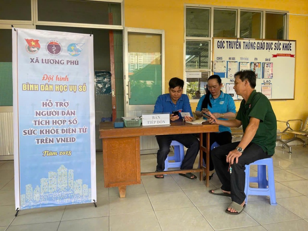 Đội hình “Bình dân học vụ số” hướng dẫn người dân thực hiện dịch vụ công trực tuyến trên địa bàn tỉnh Vĩnh Long