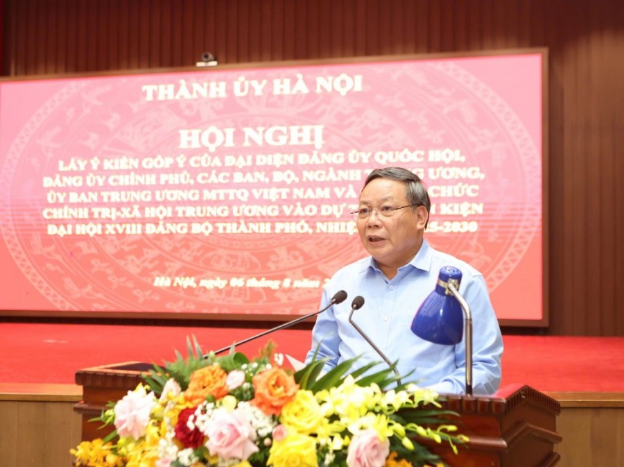 Phó Bí thư Thường trực Thành ủy Hà Nội Nguyễn Văn Phong phát biểu khai mạc hội nghị 