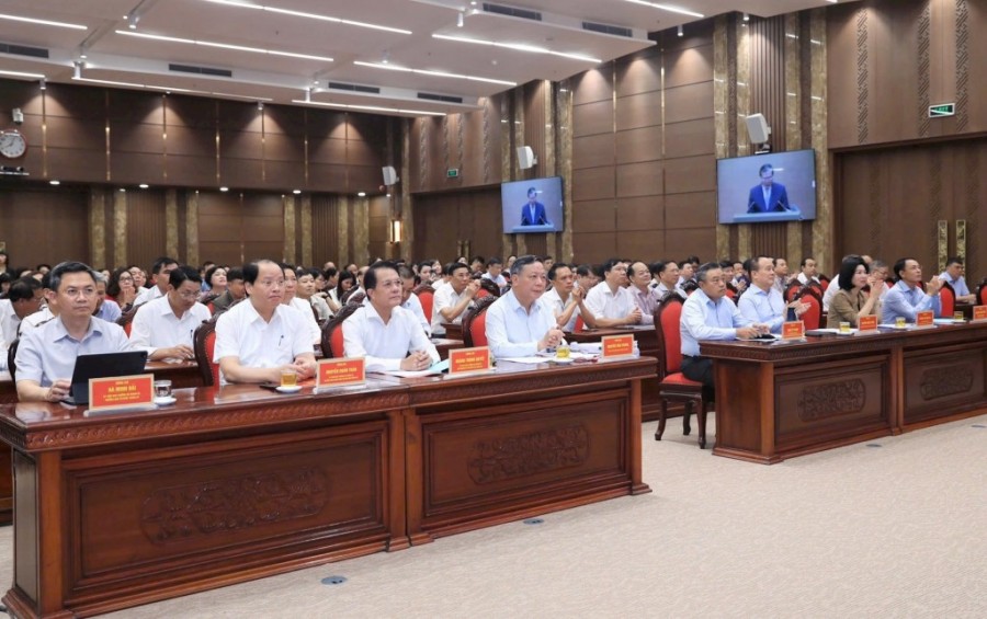 Thường trực Thành ủy, các Ủy viên Ban Thường vụ Thành ủy dự tại điểm cầu Thành ủy Hà Nội