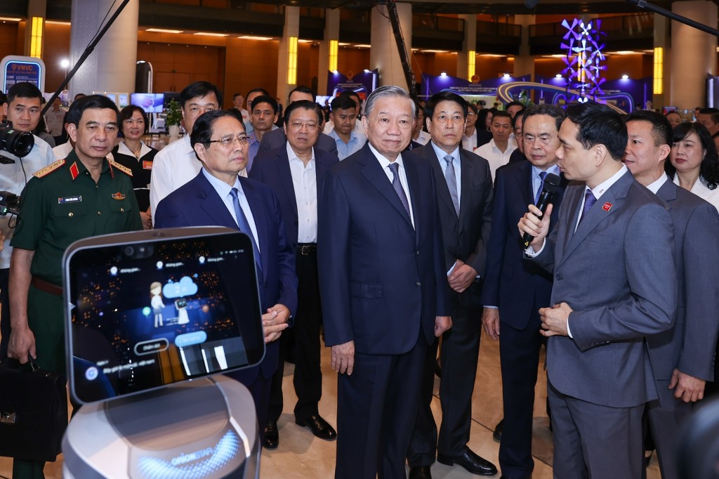 Tổng Bí thư Tô Lâm cùng các đồng chí lãnh đạo Đảng, Nhà nước tham quan triển lãm những thành tựu nổi bật trong ngành Y tế và giáo dục tại điểm cầu Trung ương