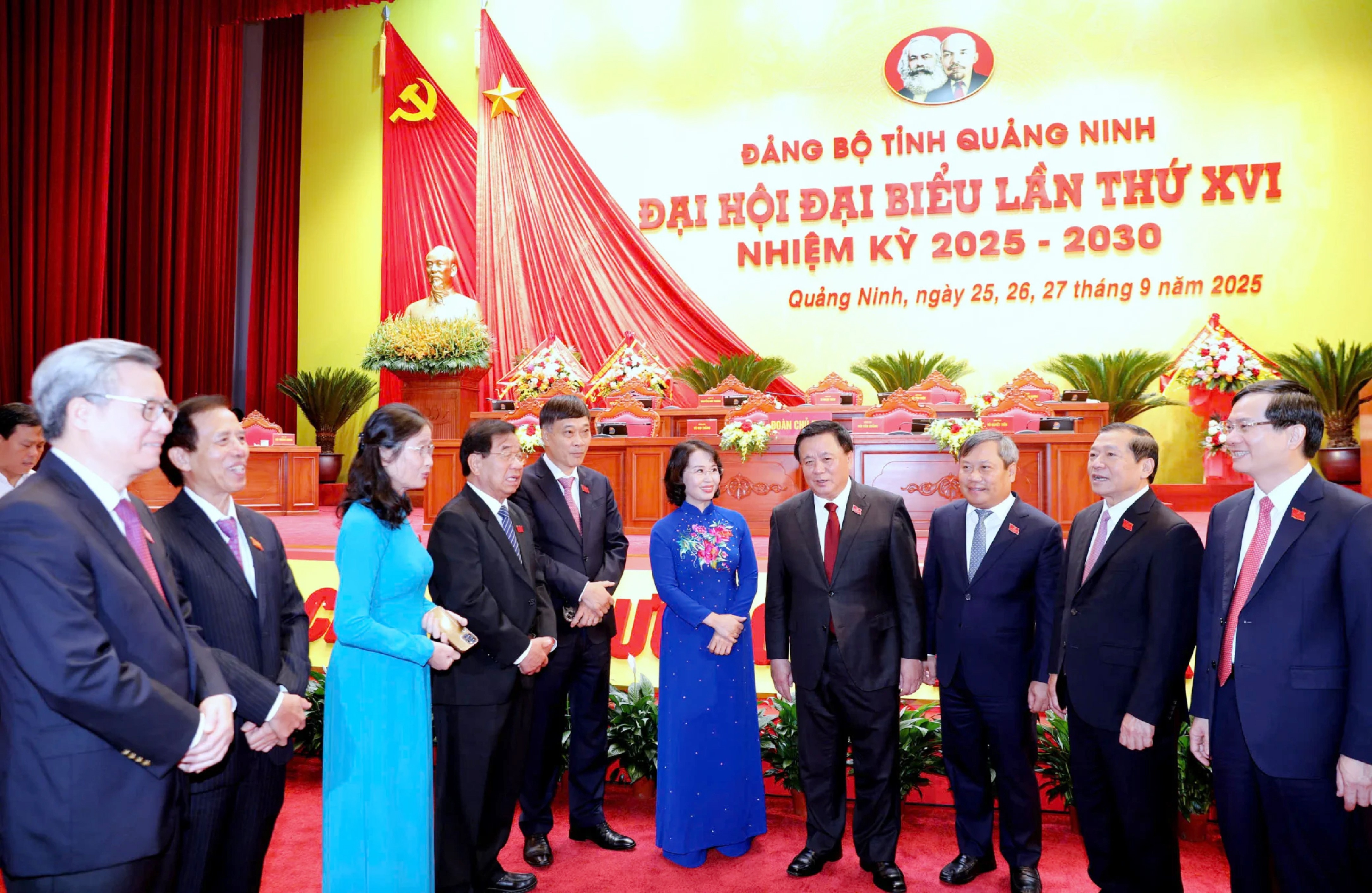 Các đại biểu trao đổi, trò chuyện tại Đại hội. đại biểu Đảng bộ tỉnh Quảng Ninh lần thứ XVI