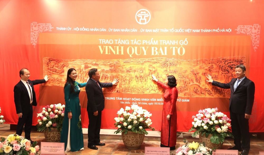 Văn Miếu - Quốc Tử Giám đón nhận bức tranh Vinh quy bái tổ