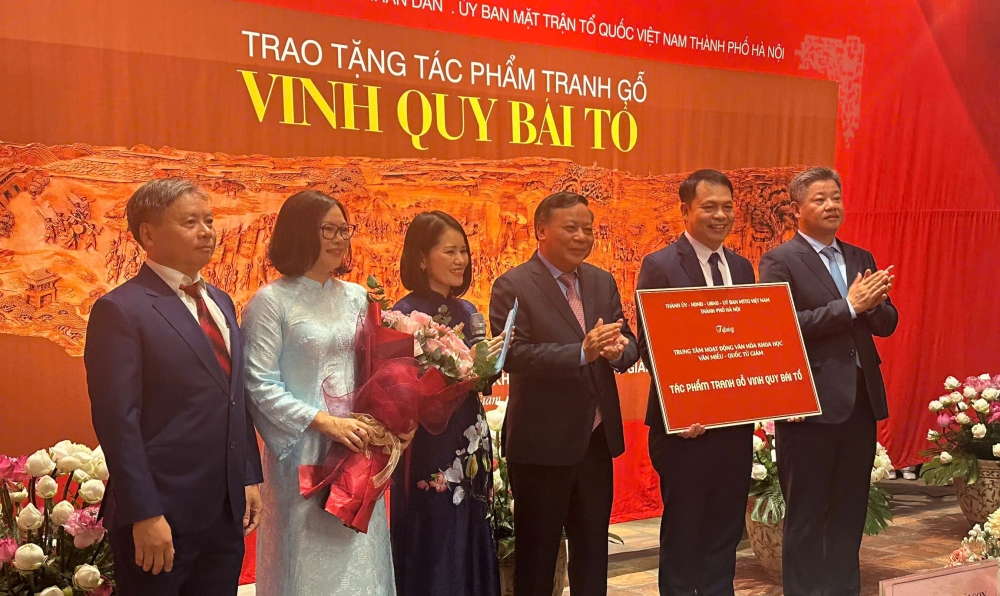 Văn Miếu - Quốc Tử Giám đón nhận bức tranh Vinh quy bái tổ