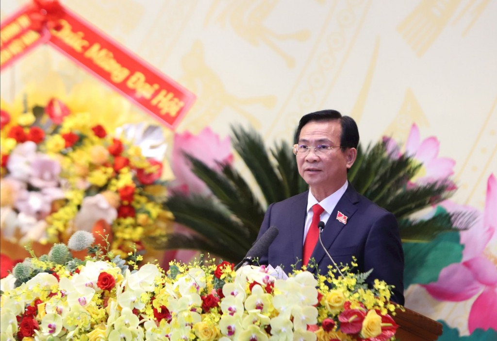 Phó Bí thư Tỉnh ủy, Chủ tịch UBND tỉnh Hồ Văn Mười trình bày tóm tắt Dự thảo Báo cáo Chính trị trình Đại hội đại biểu Đảng bộ tỉnh lần thứ I, nhiệm kỳ 2025 - 2030 Phó Bí thư Tỉnh ủy, Chủ tịch UBND tỉnh Hồ Văn Mười trình bày tóm tắt Dự thảo Báo cáo Chính trị trình Đại hội đại biểu Đảng bộ tỉnh lần thứ I, nhiệm kỳ 2025 - 2030