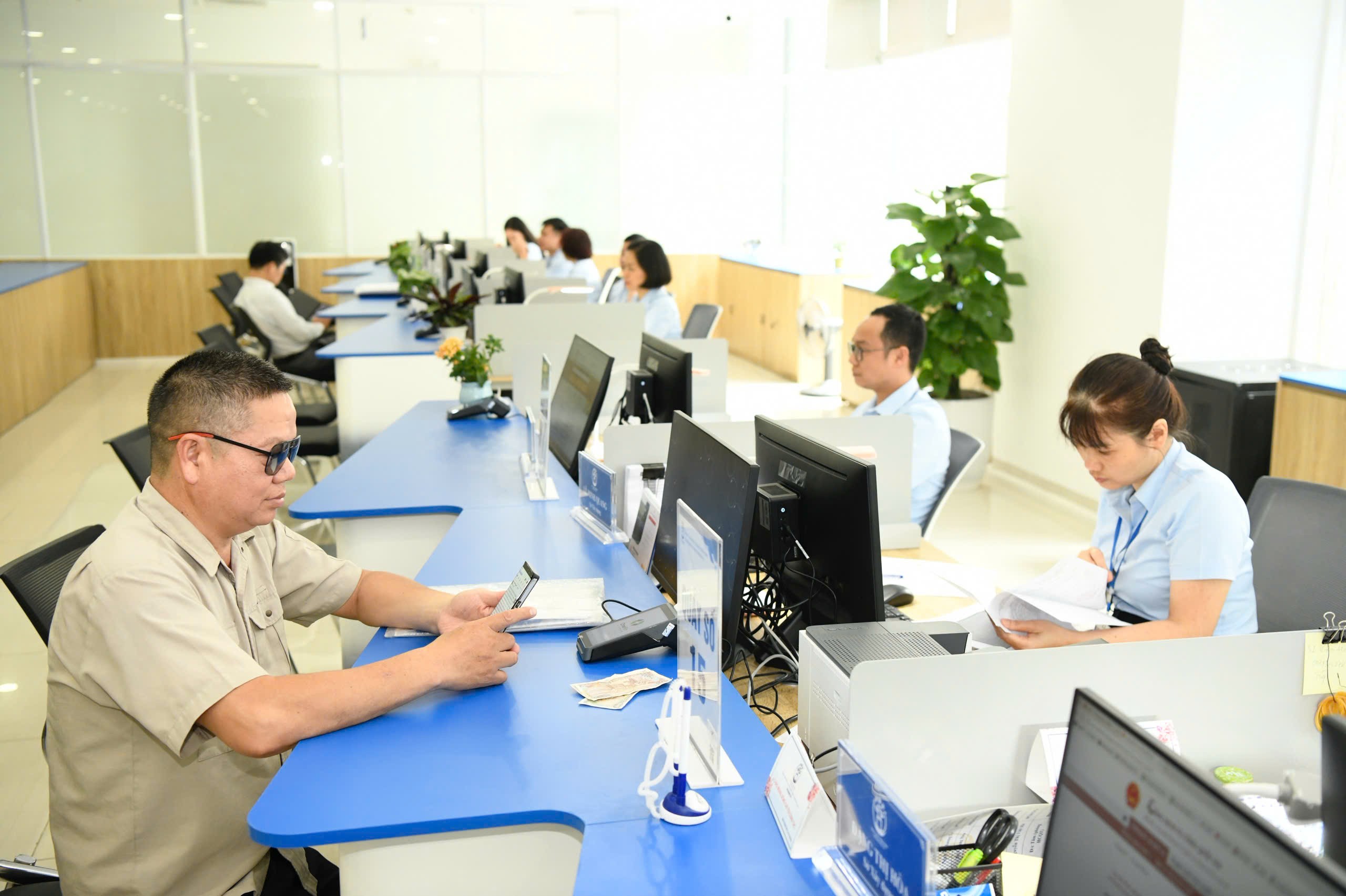 Người dân đến thực hiện thủ tục hành chính tại Chi nhánh số 1 Trung tâm Phục vụ hành chính công thành phố Hà Nội