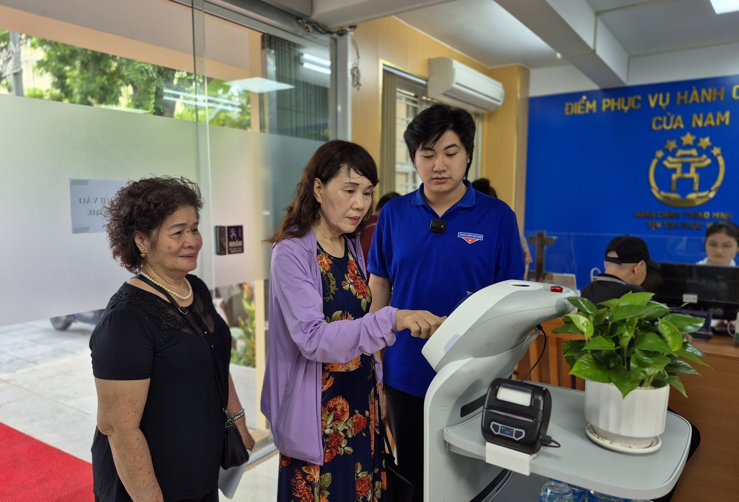 Người dân trải nghiệm Robot AI áp dụng công nghệ trí tuệ nhân tạo hỗ trợ thực hiện các thủ tục hành chính tại phường Cửa Nam